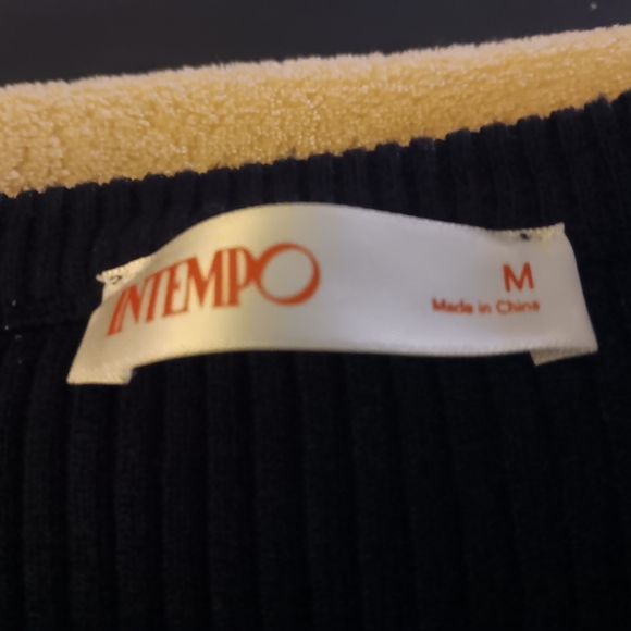 Women's size medium,  Intempo  black sweater - Picture 2 of 3